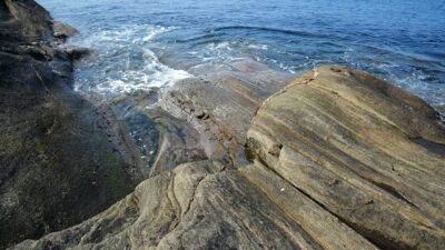 Ocean waves splashing