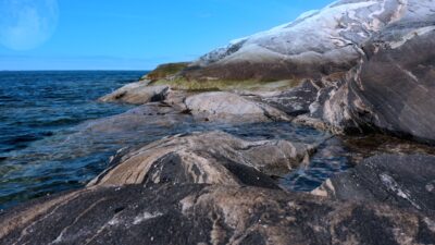 Sound of waves splashing against the shore