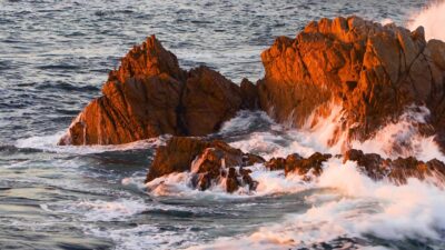 Strong waves crashing