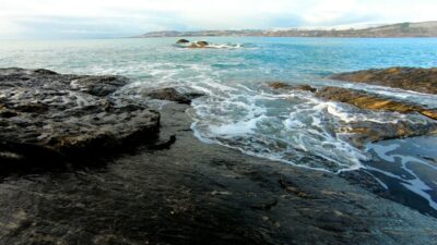 Waves against the shore sound